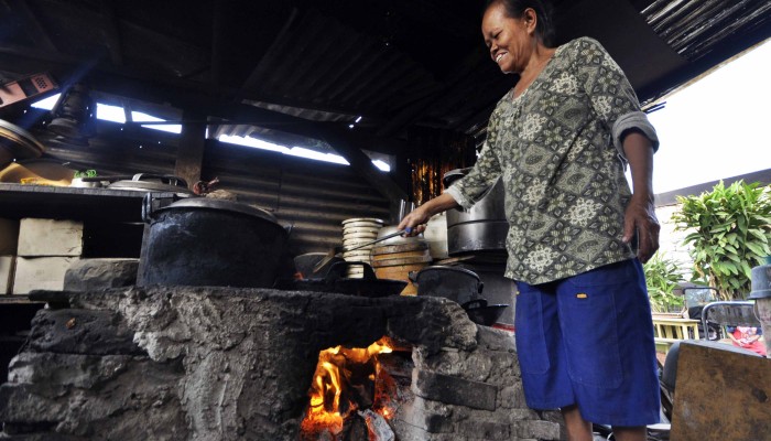 Gas Elpiji 3 Kg Langka Warga Memasak Pakai Kayu Bakar 