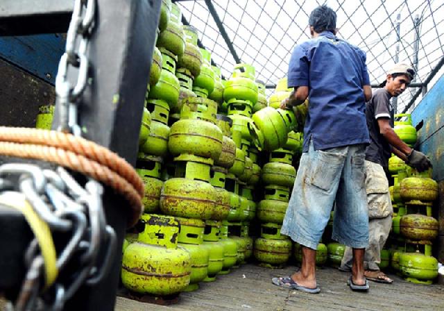 Sidak Gas Elpiji Disperindag Siak di Bungaraya Lebih Dua Jam Warga Menunggu Datangnya Gas 