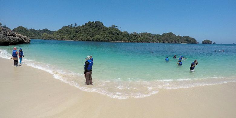 Terlena di Pantai Tiga Warna...