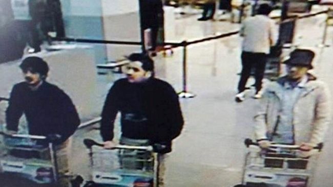 Dua Pengebom Brussels Pakai Sarung Tangan Sebelah Kiri