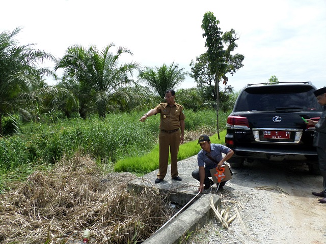 Bupati Tinjau Kondisi Jalan di Kecamatan Sinaboi 
