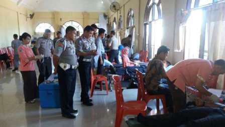 Sambut HUT ke-70 Bhayangkara, Kapolres Rohul dan Personel Donorkan Darah