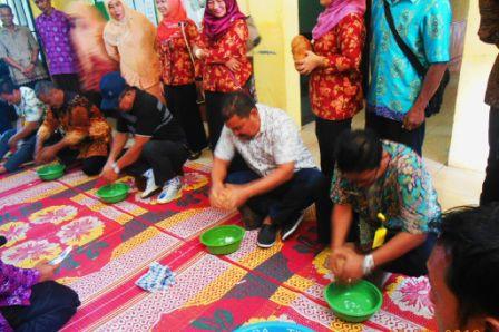 Sambut HUT RI ke-71, Darma Wanita Dinas TPH Rohul Gelar Lomba Parut Kelapa dan Futsal
