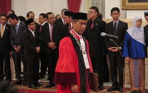 Dilantik Jokowi, Saldi Isra Resmi Gantikan Patrialis Akbar