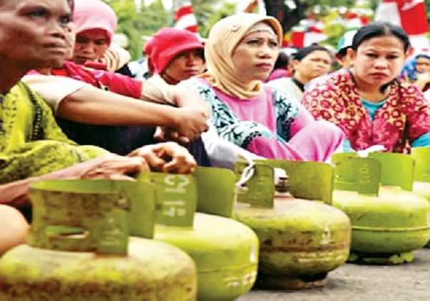 Perjuangan Warga Sabak Auh Dapatkan Elpiji Antre hingga 6 Jam