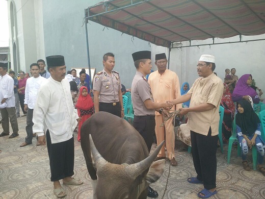 Kapolres Dumai Serahkan Lima Hewan Kurban