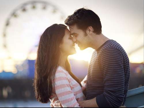 Ciuman Bibir: Romantis atau Menjijikkan?