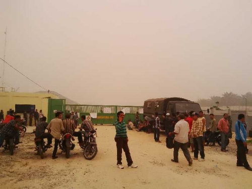 Ratusan Warga Desa Air Kulim Gruduk Kantor PT Timas Suplindo