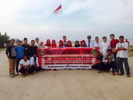 Menembus Semangat, Mahasiswa Dumai dan Masyarakat Gelar Upacara HUT RI di Pantai Sepahat