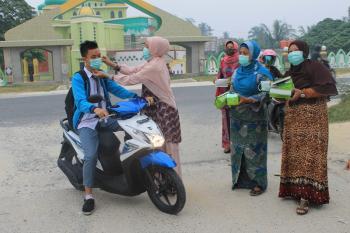 Diskes Kampar Bagikan Masker Asap