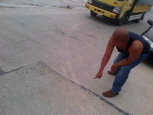 Baru Dikerjakan, Perbaikan Jalan Beton di Jalintim Pelalawan Sudah Banyak yang Retak 