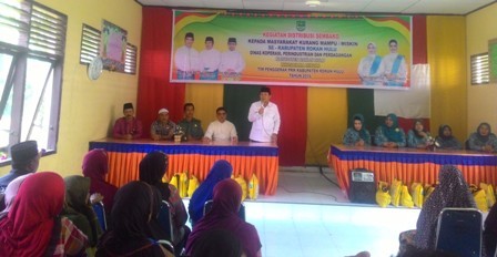 Wabup Rohul Bagikan 220 Paket Sembako Gratis di Tambusai Utara