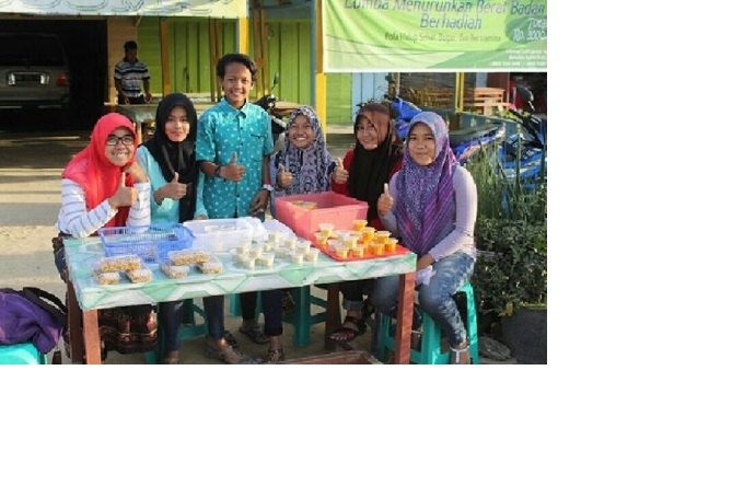 Pelajar Jual Takjil untuk Galang Dana 
