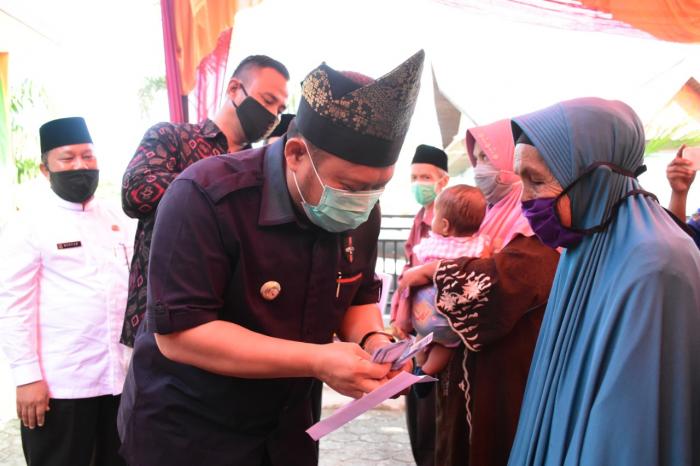 Bupati Kampar Serahkan 1,5 Ton Benih Padi Unggul dan BLT kepada Warga Pulau Birandang 