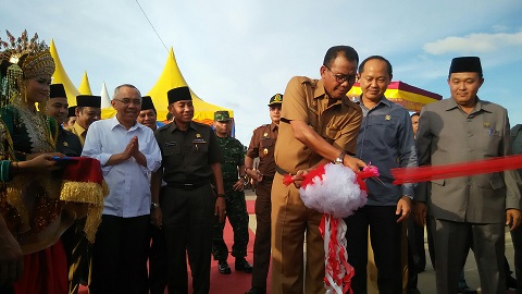 Saat Peresmian Jembatan, Bupati Rohil Minta Bangun Jalan ke Gubernur 