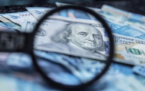 Penguatan Dolar AS Tekan Rupiah ke Level Rp13.988 
