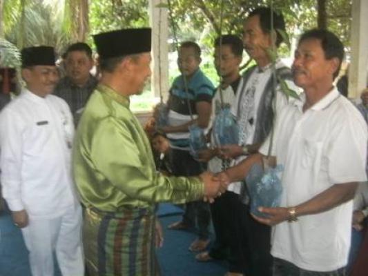 Wabup Serahkan Bantuan Bibit Jeruk Pada Warga Desa Ujungbatu Timur