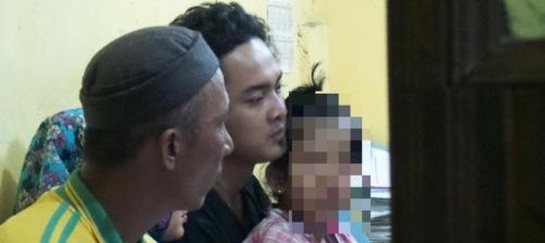 Abeng Lepaskan Kerinduan dengan Putri Bungsunya di Ruang Penyidik Polsek Bukit Raya 