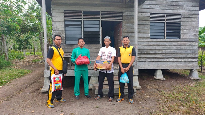 Polsek Tebing Tinggi Barat Laksanakan Program Jumat Barokah Bantu Masyarakat Batang Malas