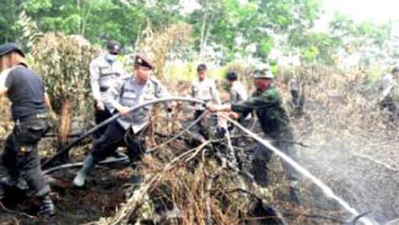 Polres Kampar Kerahkan Puluhan Personil Bantu Padamkan Kebakaran Lahan 