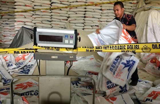 Polisi Temukan Gudang Beras Bulog Oplosan