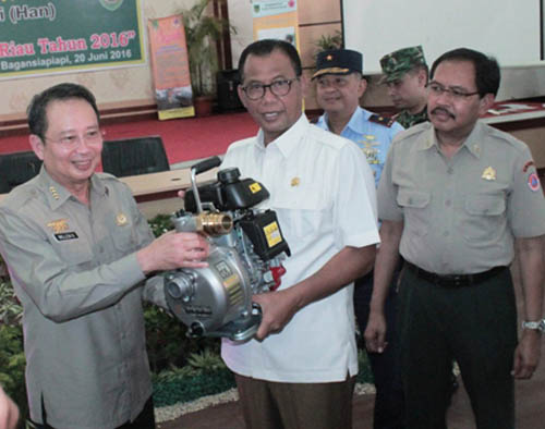 Kepala BNPB Serahkan Bantuan Alat Pemadaman Karlahut kepada Bupati Rohil 
