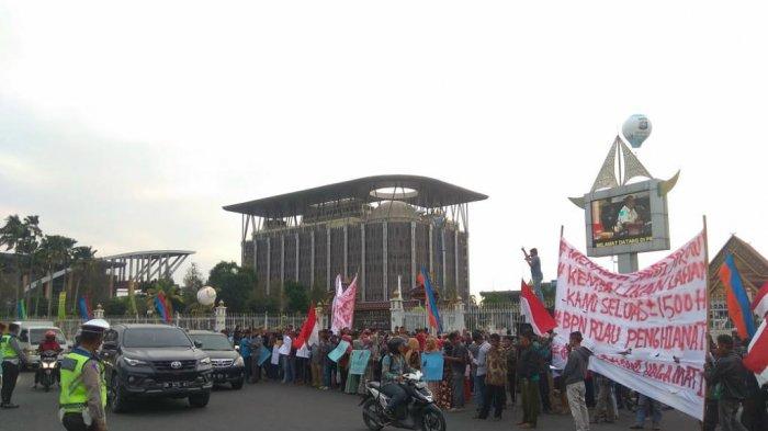 BREAKING NEWS: Ratusan Warga Desa Koto Aman Serbu Kantor DPRD Riau Sidang Paripurna Berlangsung