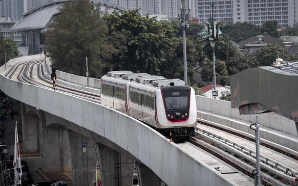 Penumpang Angkot Jak 24 Gratis Naik LRT