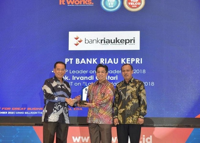 Lagi Bank Riau Kepri Raih 2 Penghargaan Tertinggi Pada Ajang TOP IT & TELCO 2018 