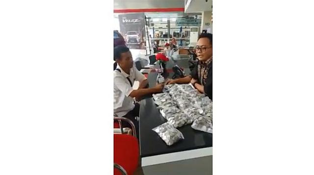 7 Tahun Menabung, Pria Ini Beli Toyota Rush Pakai Uang Koin 