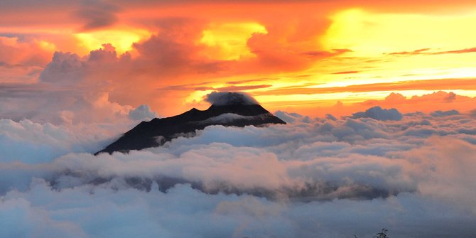 Gunung Merapi Semburkan 7 Kali Awan Panas