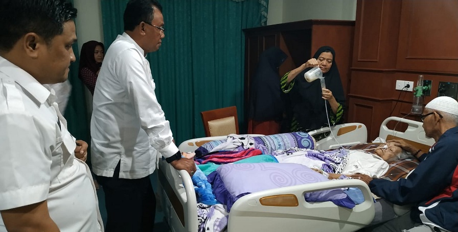 Bupati Rohil Jenguk Ibunda Di RSUD Bengkalis