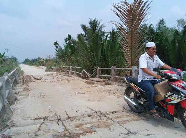 Perawatan Jembatan Masyarakat Lakukan Secara Swadaya