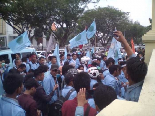Tuntut Plt Mundur, Ratusan Massa Kepung dan Rusak Pagar Kantor Gubri