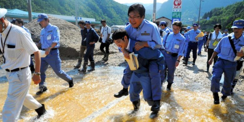 Digendong Saat Tinjau Daerah Bencana, Menteri Senior Jepang Dikecam 