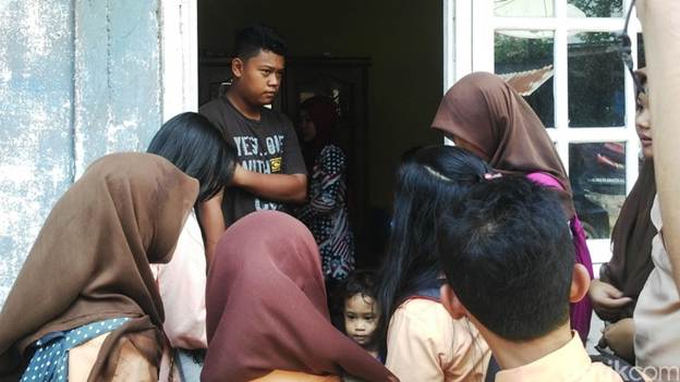 Aviastar Hilang Teman dan Kerabat Berdatangan ke Rumah Pilot Aviastar, Istri Shock