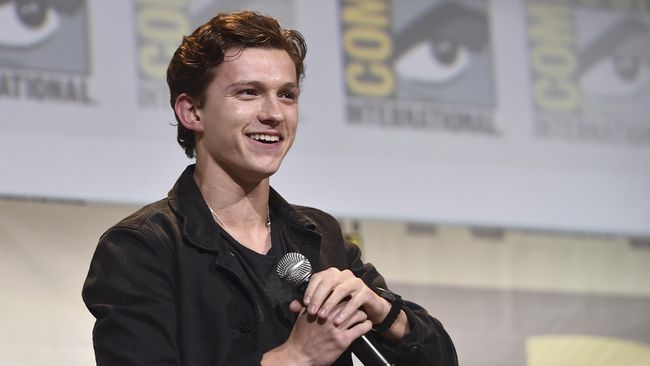 Tom Holland Botak, Fan Sebut Mirip Eminem 