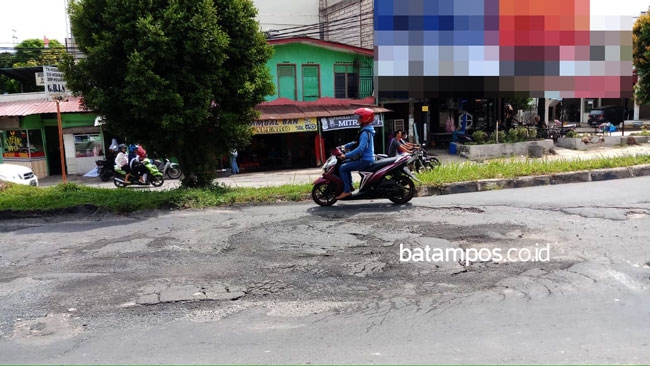 Warga Keluhkan Jalan di Bengkong Laut Rusak