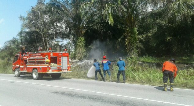 Kebun Warga Kampung Tualang Timur Terbakar, Tim Balakar Terjun Bersama Damkar Tualang