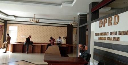 Adi Sukemi Jelaskan Alasan Mengapa Kursi Tamu di Kantor DPRD Pelalawan Dipindahkan