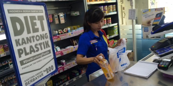 Menyulap Kaus Bekas Jadi Tas Belanja 