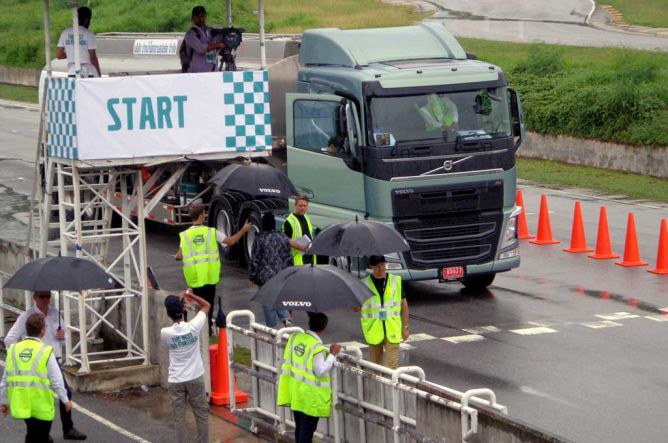 Kaum Perempuan Tunjukkan Prestasi di Lomba Irit Truk Volvo 