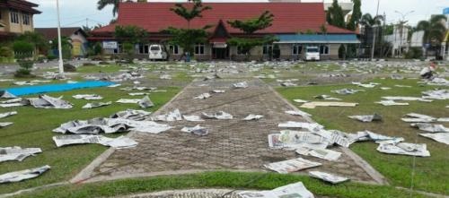 Ribuan Lembar Koran Bekas Bertebaran Usai Salat Ied di Halaman Kantor Camat