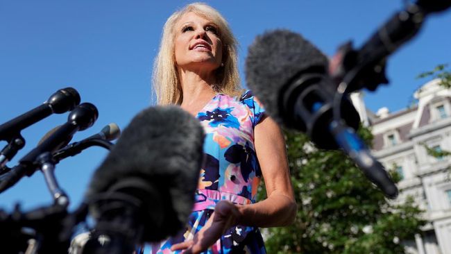 Dicecar Pewarta, Penasihat Trump Tanya Balik Etnis Jurnalis