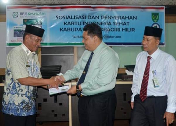 Asisten III Pemkab Inhil Serahkan Kartu Indonesia Sehat pada 8 Camat 