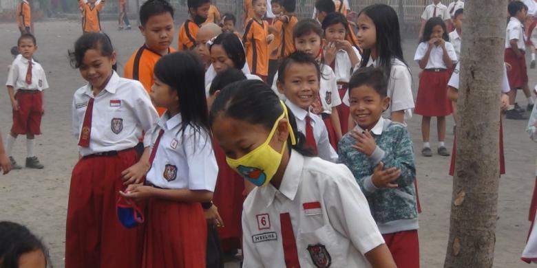 Di Tengah Bencana Asap, Mendikbud Sebut Pendidikan Nomor Dua 