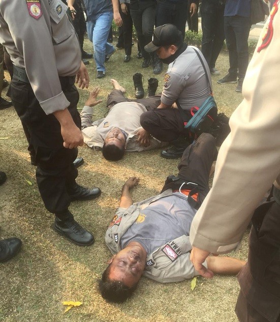 Ribuan Mahasiswa Jebol Pagar Kantor Gubernur, Dua Aparat Polisi Dilarikan ke RS 