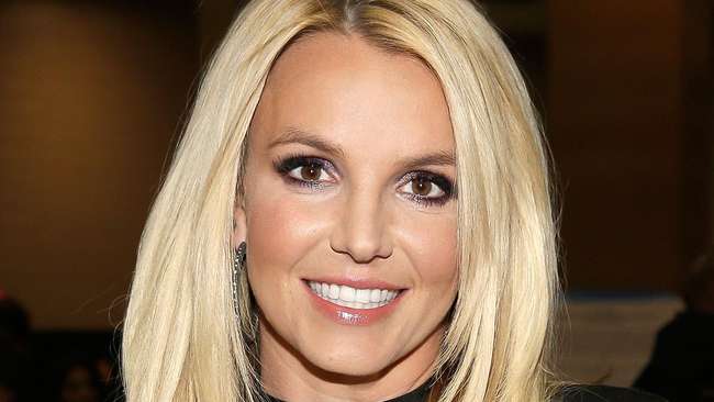 Britney Spears Pamer Perut Rata di Mana-mana