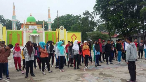 Akhirnya Kecamatan Kateman Libatkan Siswa SMK An-Nur Kibarkan Bendera Merah Putih pada HUT Kemerdeka