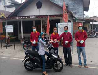 Ikatan Warga Tiong Hoa Pakning Bagikan Masker Gratis